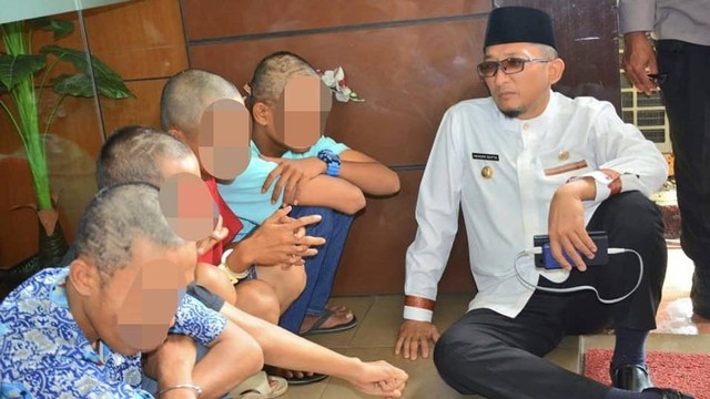 Wali Kota Padang Hendri Septa saat menemui pelajar yang terlibat tawuran yang ditahan di Polresta Padang, Jumat 29 Juli 2022. Foto: Humas