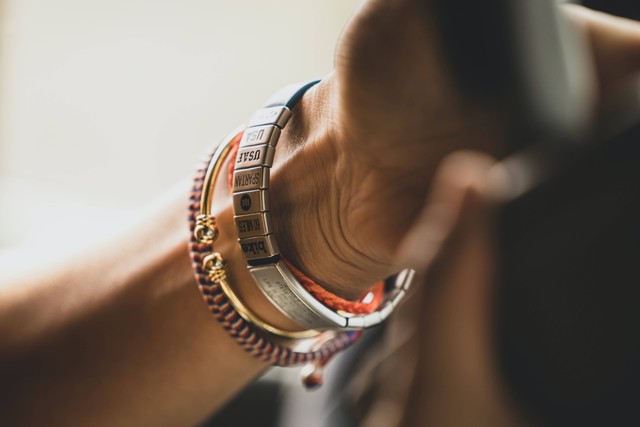 Ilustrasi gelang Tridatu menurut Islam. Foto: Unsplash