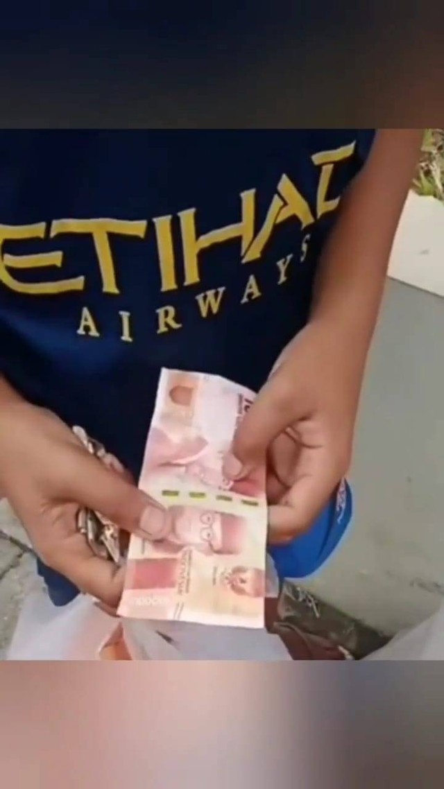 Seorang bocah ditipu uang palsu. | foto: Ist