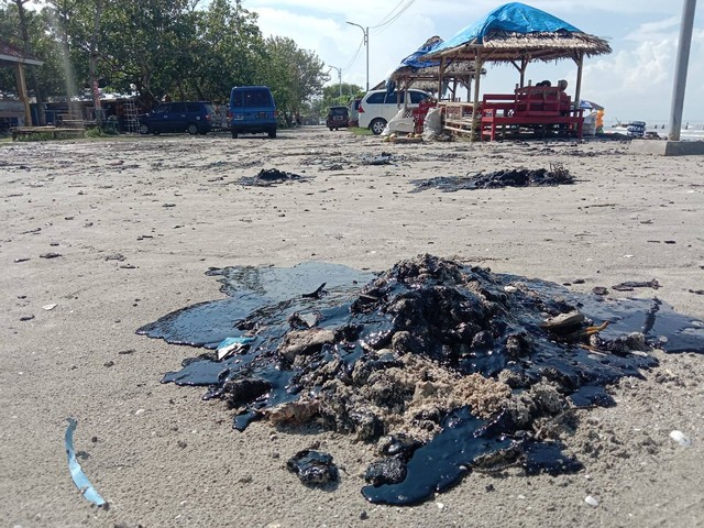 Limbah hitam pekat mirip minyak yang ditemukan di perairan Pantai Kerangmas, Desa Muara Gadingmas, Kecamatan Labuhan Maringgai, Lampung Timur. | Foto: Ist