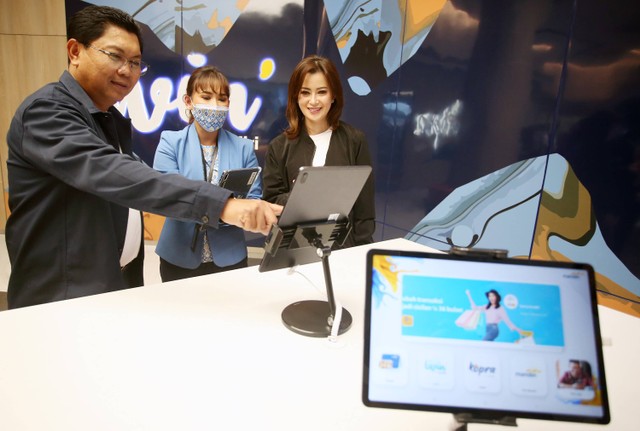 Dirut Bank Mandiri Darmawan Junaidi (kiri) dan Wadirut Bank Mandiri Alexandra Askandar, menjajal fasilitas digital yang ada di cabang Bank Mandiri digital usai peresmian pengoperasian 241 cabang digital (smart branch) secara serentak di Bintaro. Foto: ANTARA FOTO/Muhammad Iqbal