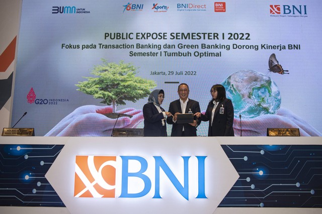 Direktur Utama BNI Royke Tumilaar (tengah) didampingi Wakil Direktur Utama BNI Adi Sulistyowati (kiri) dan Direktur Keuangan BNI Novita Widya Anggraini melakukan sesi foto disela pemaparan kinerja BNI Semester I 2022 di Jakarta, Jumat (29/7). Foto: ANTARA FOTO/Sigid Kurniawan