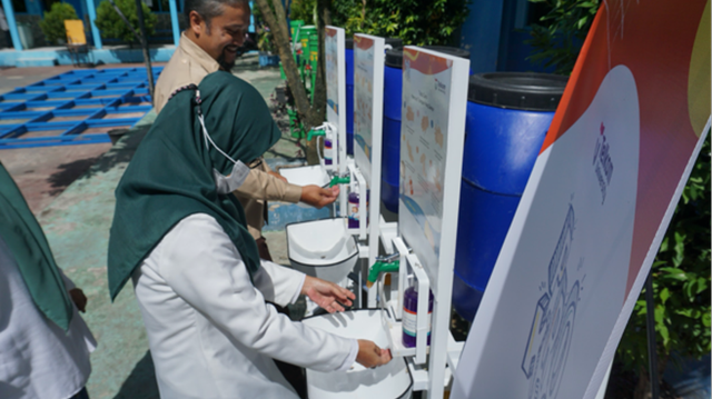 Penggunaan wastafel dalam program pengabdian masyarakat Telkom University (Foto: dokumentasi)