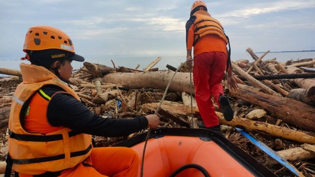 Tim SAR saat mencari korban banjir bandang  di Desa Torue, Kabupaten Parigi Moutong yang dilaporkan hilang, Jumat 29 Juli 2022. Foto: Basarnas Palu