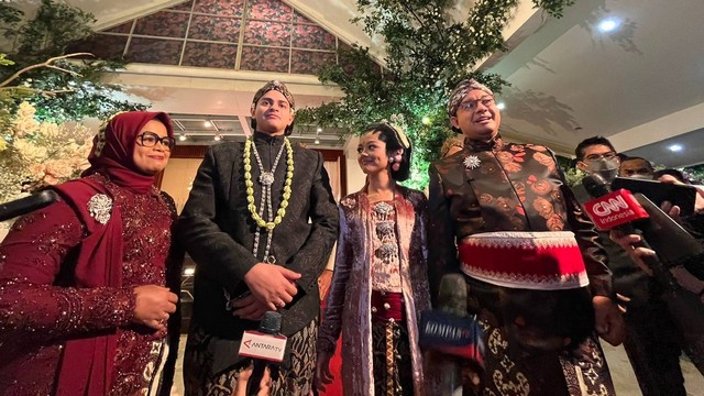 Gubernur DKI Jakarta Anies Baswedan dan keluarga setelah resepsi hari pertama di kawasan Ancol, Jumat (29/7/2022). Foto: Haya Syahira/kumparan