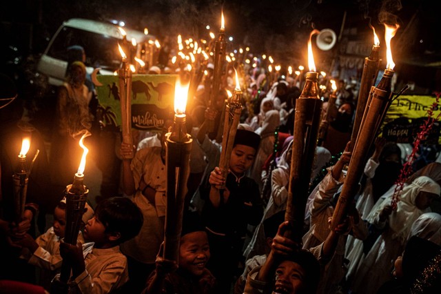 Umat muslim mengikuti pawai obor menyambut Tahun Baru Islam 1 Muharram 1444 Hijriah di kawasan Manggarai, Jakarta Selatan, Jumat (29/7/2022) malam. Foto: Aprillio Akbar/ANTARA FOTO