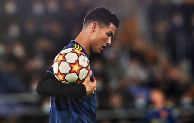 Reuni Cristiano Ronaldo dengan Setan Merah tampak tragis dengan rangkaian hasil buruk pada musim lalu. Kini, sepanjang bursa transfer musim panas bergulir, drama kepindahan Ronaldo pun memanas. Lantas, bagaimanakah keputusan yang akan diambil sang mega bintang pada akhirnya? Sumber: https://www.shutterstock.com/id/image-photo/23th-november-2021-estadio-la-ceramica-2080120954.