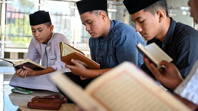 Ilustrasi hukum bacaan tajwid. Foto: Chaideer Mahyuddin/AFP