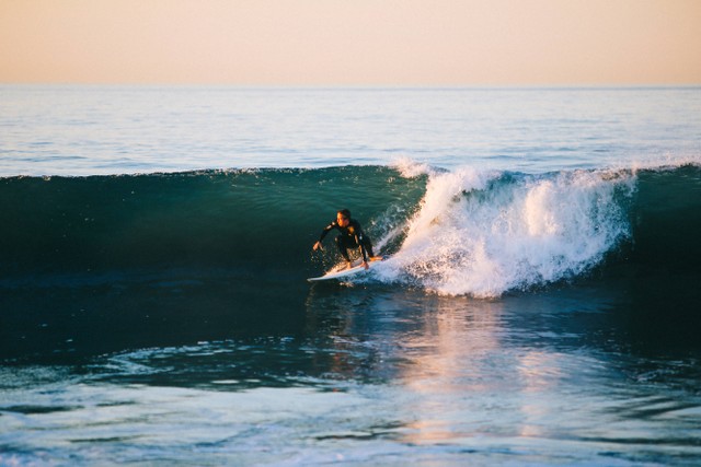 Tempat Surfing Terbaik di Indonesia, Tak Hanya Bali!/Foto hanya gambaran dari surfing. Sumber; Unsplash/Austin Neill