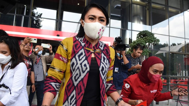 Presenter TV Swasta Brigita P. Manohara (tengah) memberikan keterangan kepada wartawan usai diperiksa kembali sebagai saksi oleh penyidik KPK di Gedung Merah Putih KPK, Jakarta, Jumat (29/7/2022). Foto: Indrianto Eko Suwarso/ANTARA FOTO