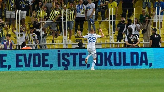 Selebrasi pemain Fenerbahce, Vitaliy Buyalskyi, yang tampak meniru logo rival Besiktas tampak memicu teriakan.