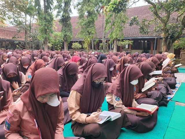 Siswa putri mengikuti Khotmil Qur'an. Foto: dok SMAN 8 Kota Malang