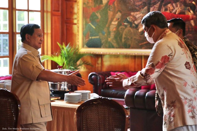 Menhan Prabowo Subianto menerima kunjungan Ketum Persatuan Purnawirawan TNI-AD (PPAD) Letjen TNI (Purn) Doni Monardo di Kemhan, Jakarta Pusat, Jumat (29/7). Foto: Dok. Kemhan