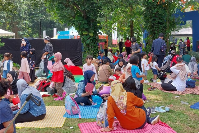 Suasana piknik keluarga di Weekend Seru Festival Hari Anak (FHA) 2022 di Taman Anggrek, Gelora Bung Karno, Jakarta Pusat, Sabtu (30/7/2022).  Foto: Aniesa Rahmania PD/kumparan