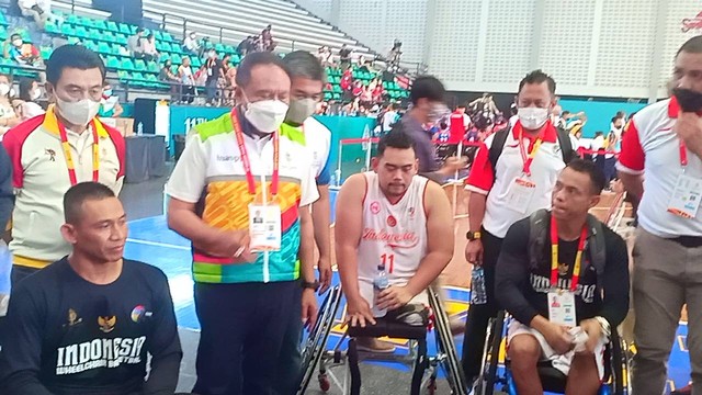 Menpora Zainudin Amali memotivasi atlet basket kursi roda Indonesia di GOR Sritex Arena, Solo, Sabtu (30/07/2022). FOTO: Agung Santoso