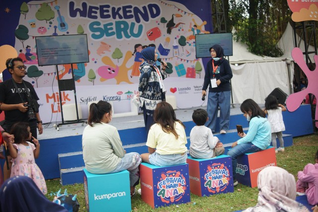 Komunitas Read Aloud membacakan dongeng di Weekend Seru Festival Hari Anak (FHA) 2022 di Taman Anggrek, Gelora Bung Karno, Jakarta Pusat, Sabtu (30/7/2022). Foto: Jamal Ramadhan/kumparan