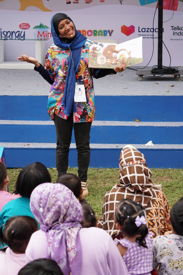 Komunitas Read Aloud membacakan dongeng di Weekend Seru Festival Hari Anak (FHA) 2022 di Taman Anggrek, Gelora Bung Karno, Jakarta Pusat, Sabtu (30/7/2022). Foto: Jamal Ramadhan/kumparan