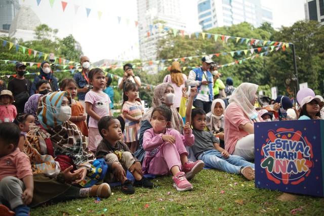 Komunitas Read Aloud membacakan dongeng di Weekend Seru Festival Hari Anak (FHA) 2022 di Taman Anggrek, Gelora Bung Karno, Jakarta Pusat, Sabtu (30/7/2022). Foto: Jamal Ramadhan/kumparan
