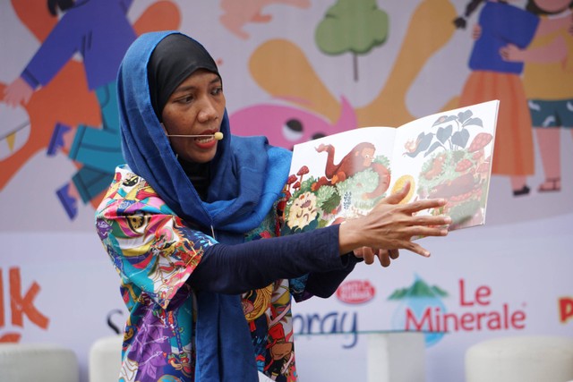 Komunitas Read Aloud membacakan dongeng di Weekend Seru Festival Hari Anak (FHA) 2022 di Taman Anggrek, Gelora Bung Karno, Jakarta Pusat, Sabtu (30/7/2022). Foto: Jamal Ramadhan/kumparan