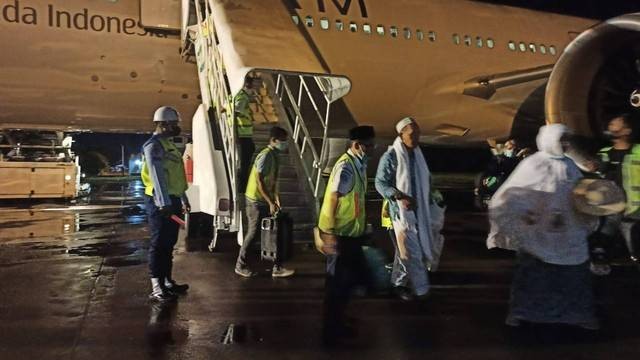 Jemaah haji kloter pertama asal Aceh tiba di Tanah Air melalui Bandara Sultan Iskandar Muda (SIM), Blang Bintang, Aceh Besar, Selasa (26/7/2022) malam. Foto: Dok. PPIH Aceh