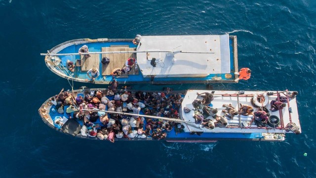 Kapal nelayan menolong kapal pengungsi Rohingya di perairan Lancok, Aceh Utara, Juni 2020. Foto: Zikri M untuk acehkini