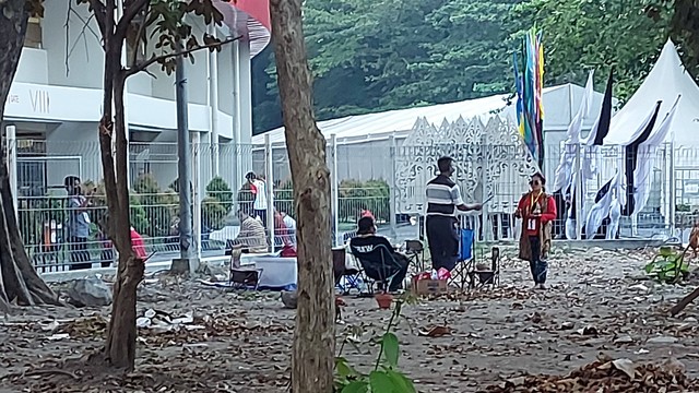 Aksi Rara si pawang hujan di Stadion Manahan Solo jelang pembukaan ASEAN Para Games 2022, Sabtu (30/07/2022). FOTO: Fernando Fitusia