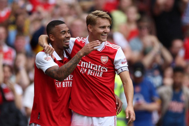 Selebrasi pemain Arsenal Gabriel Jesus usai mencetak gol ke gawang Sevilla pada laga uji coba di Stadion Emirates, London, Inggris. Foto: Paul Childs/REUTERS