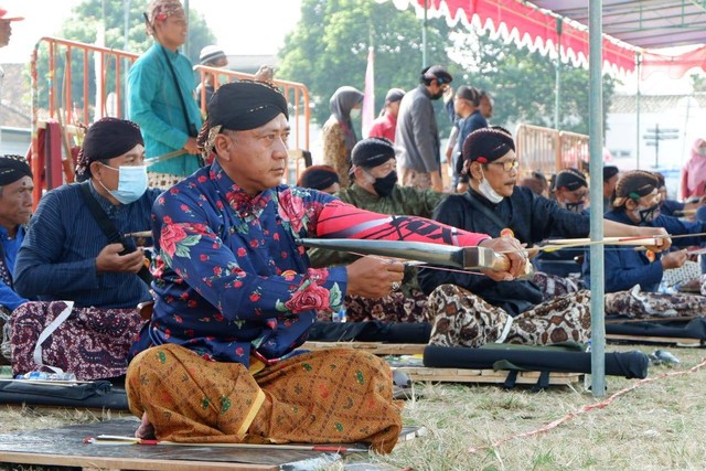 Sejumlah pemanah tradisional jemparingan tengah membidik sasaran di Alun-alun Kidul, Yogyakarta pada Sabtu (30/7/2022). Foto: Arfiansyah Panji Purnandaru/kumparan