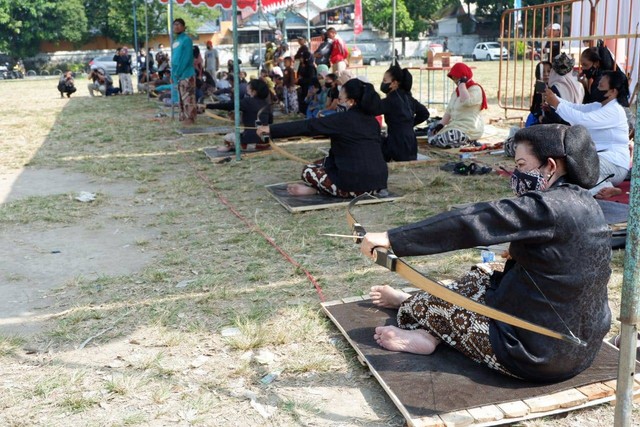 Sejumlah pemanah tradisional jemparingan tengah membidik sasaran di Alun-alun Kidul, Yogyakarta pada Sabtu (30/7/2022). Foto: Arfiansyah Panji Purnandaru/kumparan