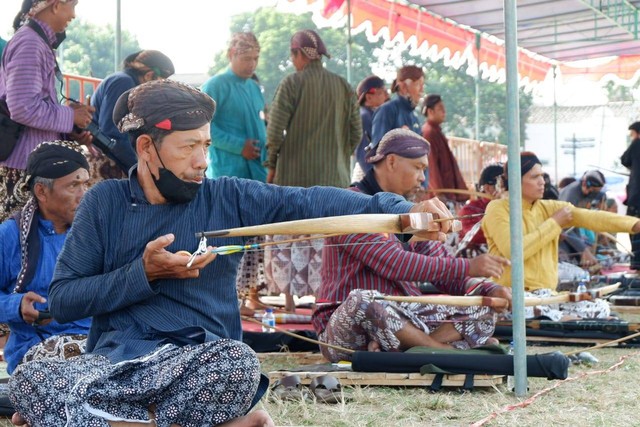 Sejumlah pemanah tradisional jemparingan tengah membidik sasaran di Alun-alun Kidul, Yogyakarta pada Sabtu (30/7/2022). Foto: Arfiansyah Panji Purnandaru/kumparan