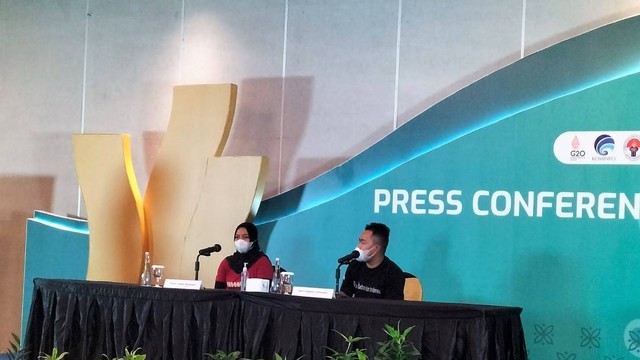 Pelatih para badminton Indonesia, Yuanita Ambar Wulandari dan pemain ganda putra, Hafiz Brilliansyah, dalam konferensi pers di Hotel Swiss-Bellinn Saripetojo, Solo, Sabtu (30/07/2022). FOTO: Agung Santoso