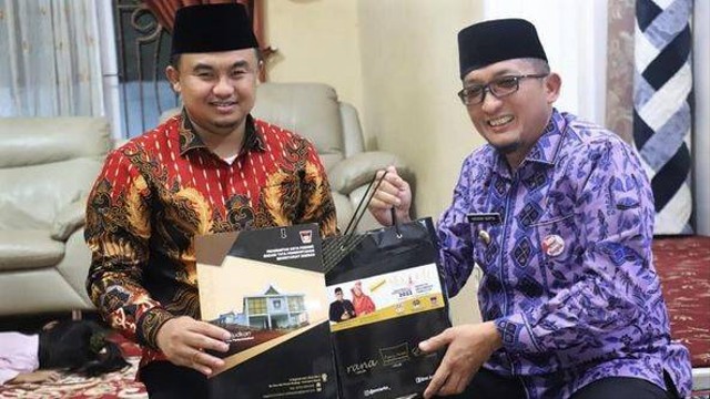 Ketua Umum Apkasi Sutan Riska Tuanku Kerajaan saat dikunjungi Wali Kota Padang Hendri Septa di Dharmasraya, Sumatera Barat. Foto: Humas