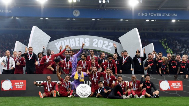 Pemain Liverpool merayakan dengan trofi setelah memenangkan Community Shield di King Power Stadium, Leicester, Inggris, Sabtu (30/7/2022). Foto: Tony Obrien/REUTERS