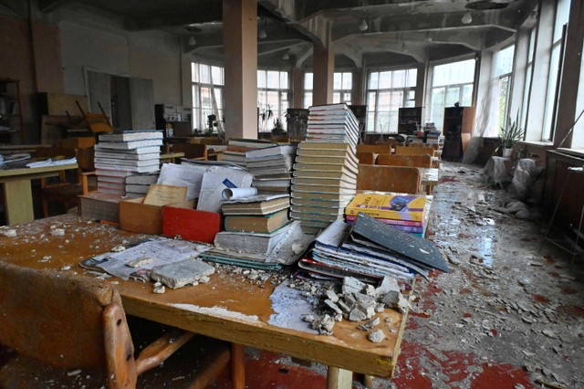 Kondisi gedung sekolah kejuruan yang rusak setelah serangan rudal Rusia di kota Kharkiv, Ukraina, Sabtu (30/7/2022). Foto: Sergey Bobok/AFP