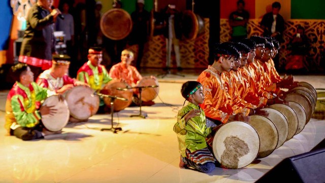 Pemain rapai dalam pembukaan festival Perkusi Aceh 2022. Foto: Suparta/acehkini 