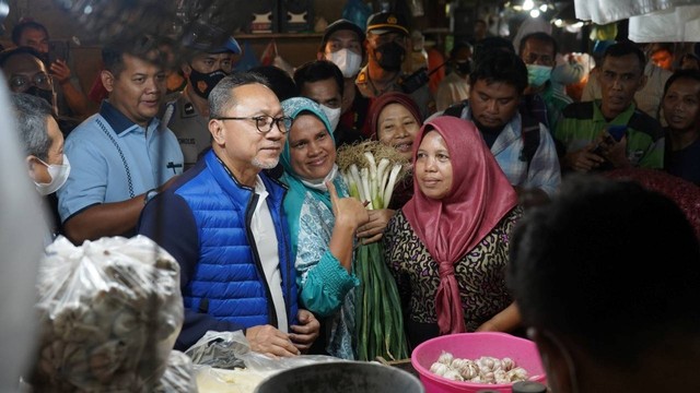 Menteri Perdagangan Zulkifli Hasan melakukan sidak di Pasar Grosir Keputran Surabaya, pada Sabtu malam (30/7/2022). Foto: Kemendag RI