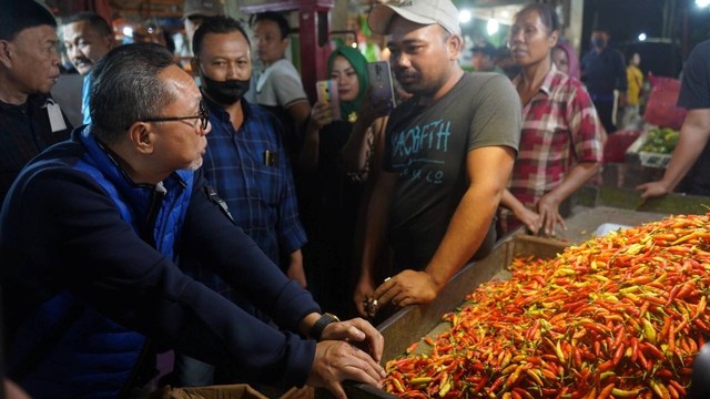 Menteri Perdagangan Zulkifli Hasan melakukan sidak di Pasar Grosir Keputran Surabaya, pada Sabtu malam (30/7/2022). Foto: Kemendag RI