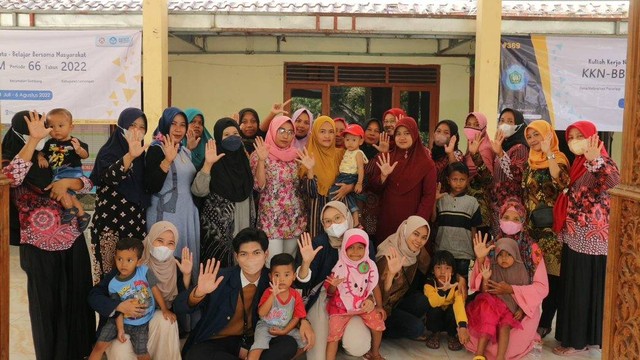 Penyuluhan stunting bersama ibu dan anak di Balai Desa Pasarlegi mengundang narasumber Dosen UNAIR Septyani Prihatiningsih S.KM., M.K.K.K.