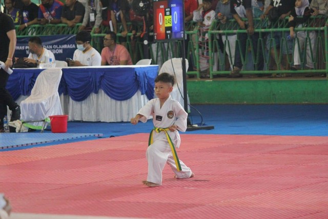 Aksi siswa SD Juara Wirautama Indramayu dalam kejuaraan taekwondo Cirebon Open 2022. Foto: Istimewa