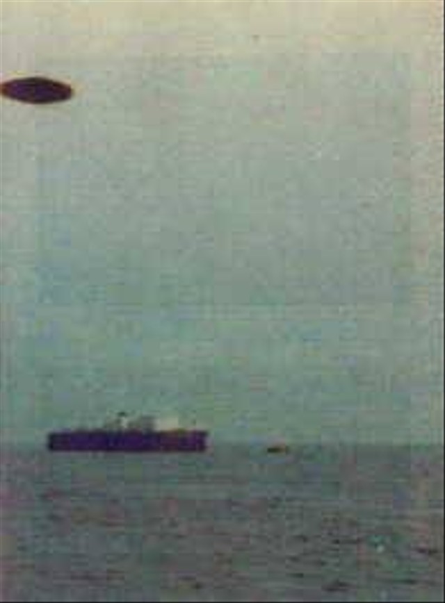 Sebuah objek berbentuk lonjong tampak melayang di atas kapal tanker Arco Ardjuna. Foto diambil oleh Ir. Tony Hartono di lepas pantai Cilamaya tahun 1975. Foto ini pernah menjadi gambar sampul buku pak J. Salatun: "UFO, Salah Satu Masalah Dunia Masa Kini". Foto juga dapat diakses dari laman Betaufo.
