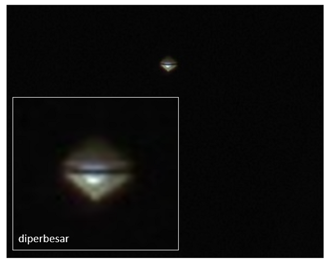 UFO yang dilihat di Pekanbaru tahun 2007. Kotak pada kiri bawah memuat objek pada foto bagian atas yang sudah diperbesar. Foto juga dapat diakses dari laman Betaufo.