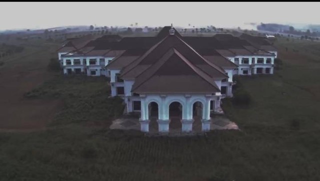 Mega proyek Rp 300 miliar yang terbengkalai Kota Baru di Kecamatan Jati Agung, Lampung Selatan. | Foto: Tangkap layar YouTube Bucin TV