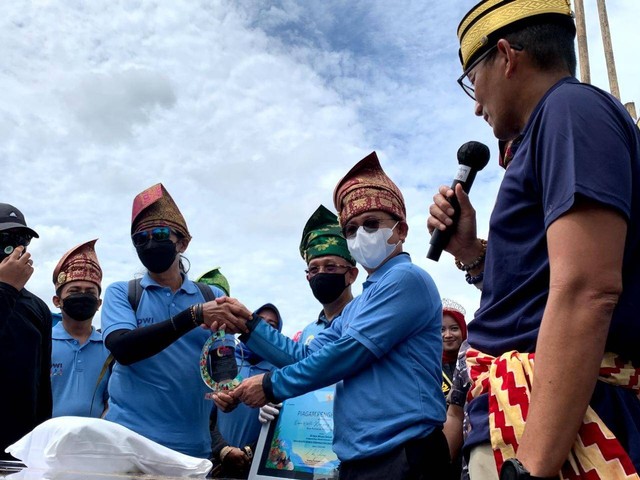 Panitia Anugerah Desa Wisata Indonesia (ADWI) 2022 menyerahkan secara simbolis plakat kepada Kampung Wisata Benua Melayu. Foto: Lydia Salsabila/ Hi!Pontianak