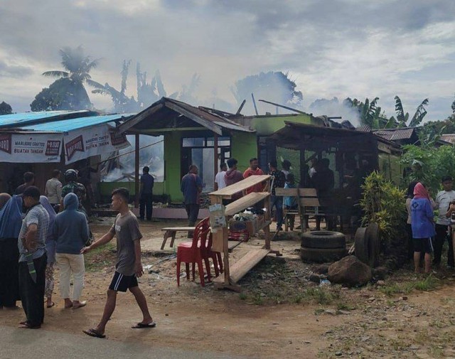 Kebakaran menimpa rumah orang tua Novi Lida di Sanggau Ledo, Kabupaten Bengkayang, Kalbar. Foto: Dok Hi!Pontianak
