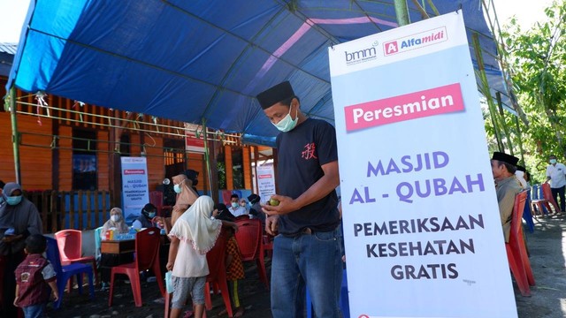 pemeriksaan kesehatan gratis untuk para warga sebagai bagian dalam rangkaian acara peresmian Masjid Al-Qubah untuk warga penyintas gempa mamuju