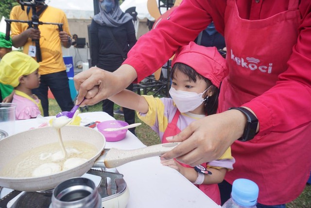Membuat dan Menghias Donat bersama Kekoci di Weekend Seru Festival Hari Anak (FHA) 2022 di Taman Anggrek, Gelora Bung Karno, Jakarta Pusat, Minggu (31/7/2022). Foto: Iqbal Firdaus/kumparan
