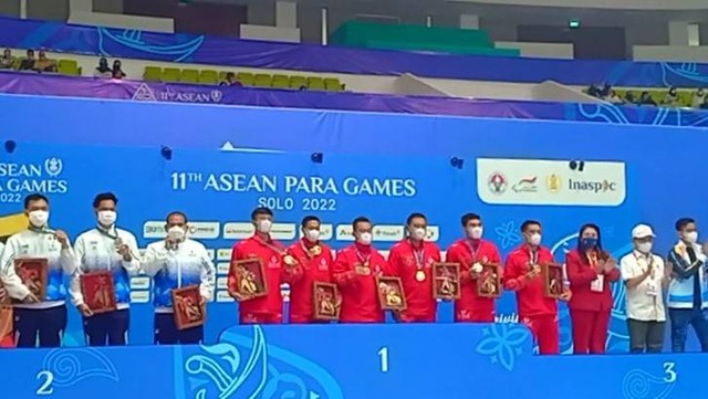 Tim para badminton beregu ASEAN Para Games Indonesia meraih medali emas usai mengalahkan tim Thailand di Edutorium UMS, Solo, Minggu (31/07/2022). FOTO: Agung Santoso