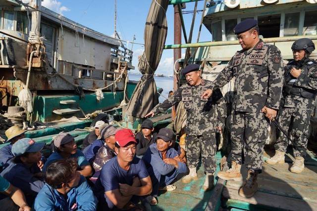Kapten Samson (berdiri) dari Tim Hiu Macam 01 yang telah menangkap 1.001 kapal asing pencuri ilang di laut RI. Foto: KKP