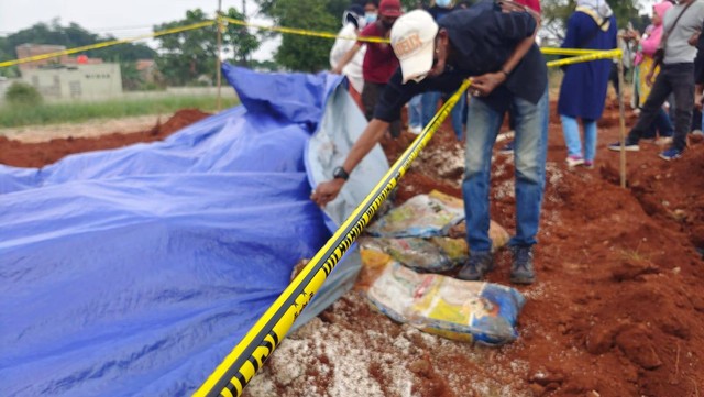 Warga melihat penemuan barang diduga bansos presiden di Kawasan Kampung Serab, Sukmajaya, Depok, Jawa Barat (31/7/2022).
Foto: Dok. Istimewa