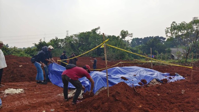 Warga melihat penemuan barang diduga bansos presiden di Kawasan Kampung Serab, Sukmajaya, Depok, Jawa Barat (31/7/2022).
 Foto: Dok. Istimewa